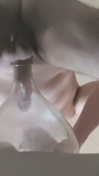 Une grosse bouteille de verre se fait baiser - demande