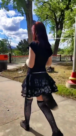 kittengirlnextdoor: Kociak Spacer po parku