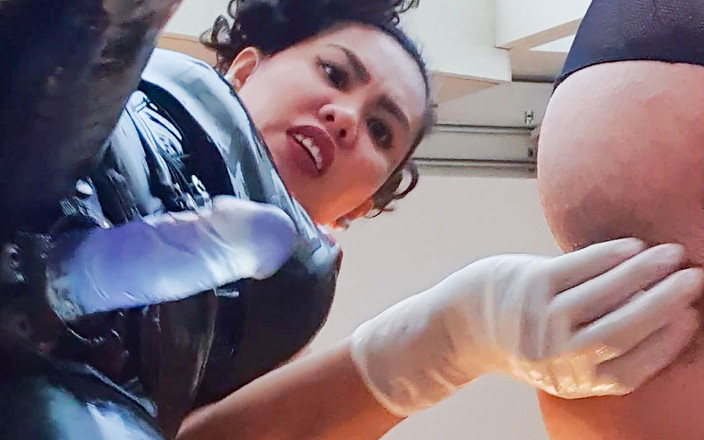 DominaFireOfficial: La regina in lattice fa pegging femminuccia schiava maschio