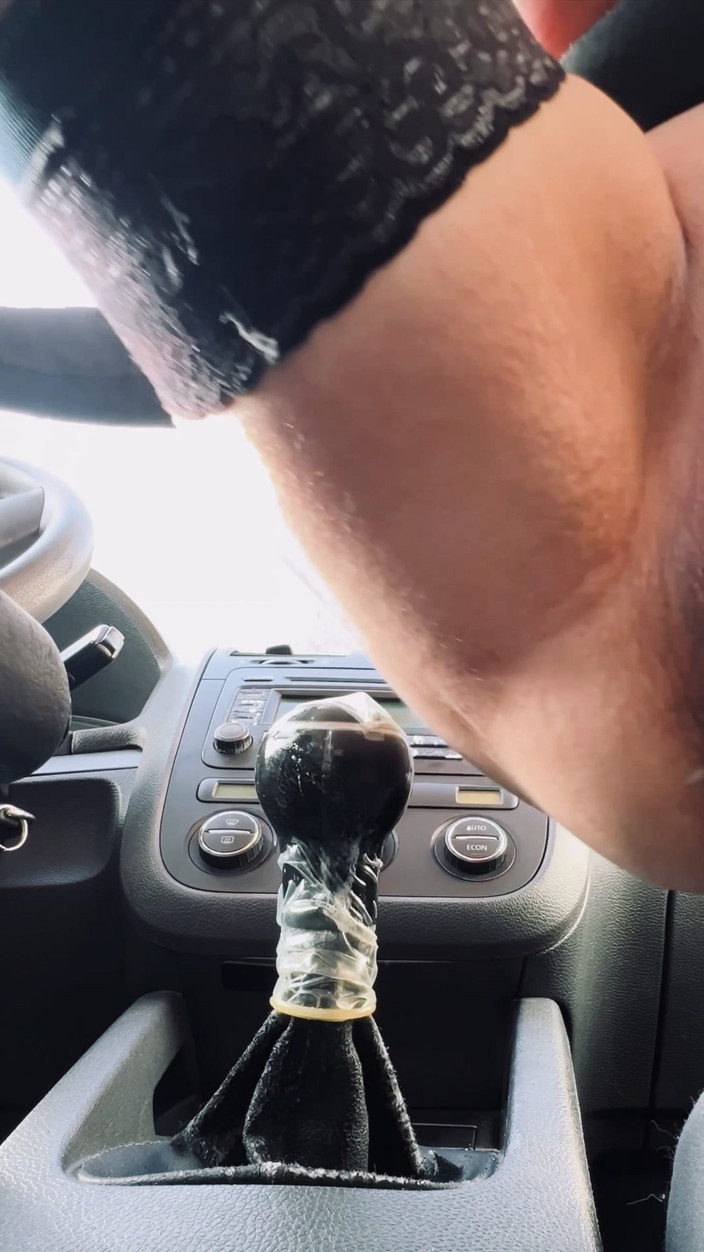 Couplehamster: Strčila Jsem Si Řadicí Páku Kamarádova Auta Do Kundičky Jako Děvka