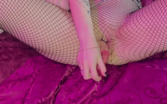 Holly Mortt: Gothic Girl Tries New Sex Toys