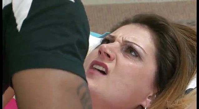 Family Fuckers: 饥渴的处女继妹被她的大黑屌继兄弟干