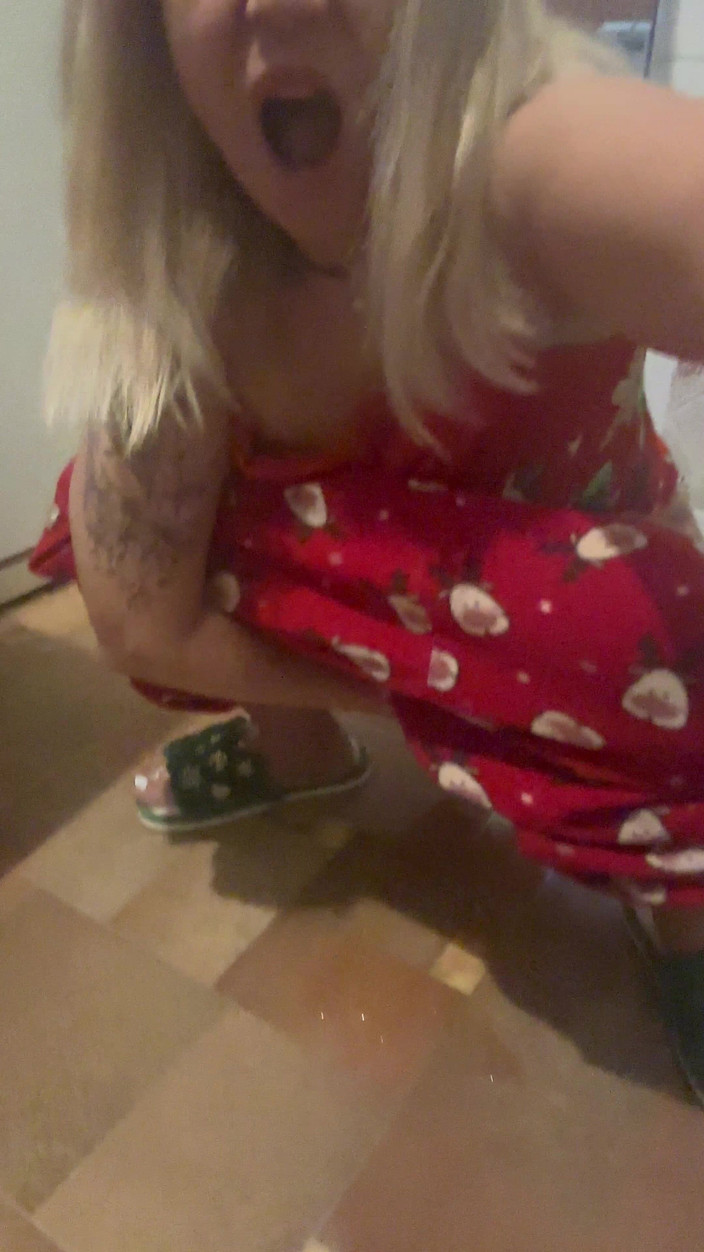 LarisaCum: Dělám sypree přímo v kuchyni u sporáku a všude si...