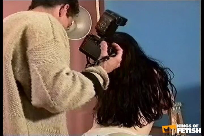 18Teen+ Sexperience: 黑发青少年在热辣的照片拍摄后在地板上被操