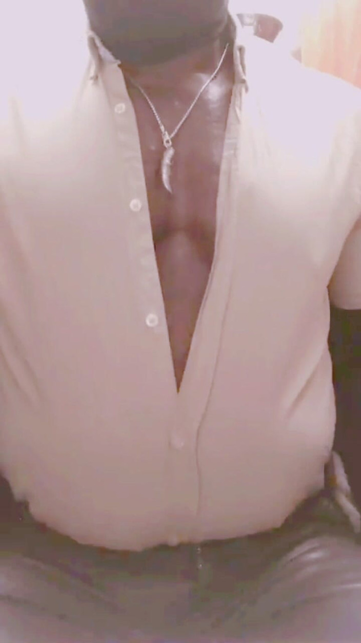 Black smoking muscle stepdad: Cewek dengan dengan masker lagi asik mainin perutnya yang kembung