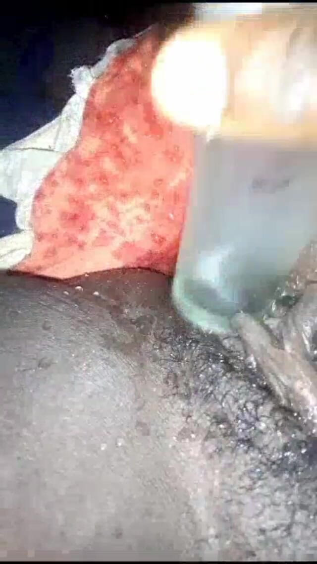 Me and my new slut: Ella usa la botella para masturbarse, chorrea y tuvo el...