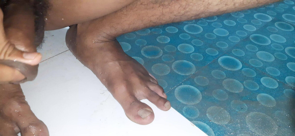 Che: Pipi, branlette, grosse bite noire, indien dans la salle de...