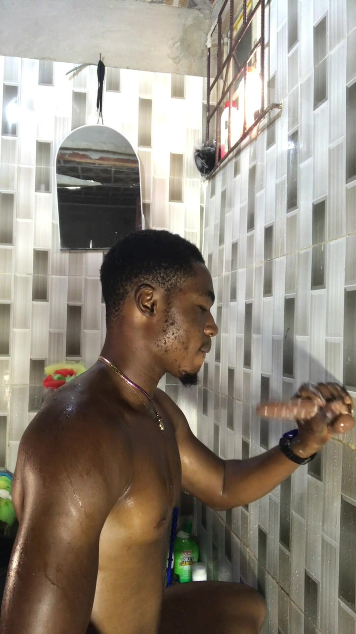 BlackDanie_production: Brincando com o brinquedo sexual dos meus amigos