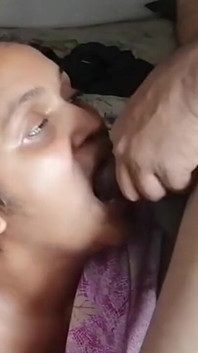 J’ai montré à une femme de ménage une vidéo de sexe et sa chatte était mouillée 3