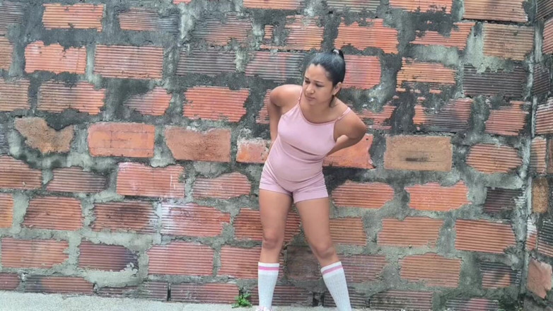 Isabel: Stretching Outside and Peeing My Gym Clothes