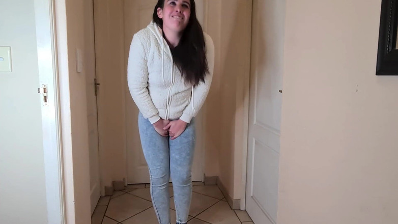 domslutfucker: Брюнетке-шлюшке отчаянно нужно писсировать, писать в ее синих джинсах