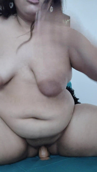 Chloe Denaly: Awek cantik dengan lengkung besar menyentuh pepeknya sehingga dia pancut...