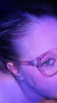 Sexy prsatá MILF dává deepthroat kouření spolubydlícímu dostane nedbalý obličej ošukaný do krku