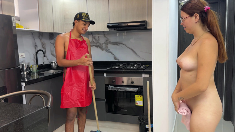 LILY_PUP: La sorellastra rossa con un gran culo mi trova a...