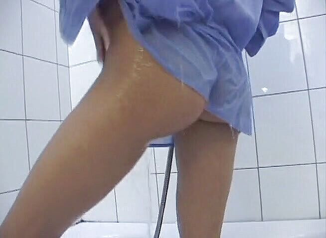 Analiscius: Wunderschöne blondine wird nach dem duschen in den arsch gefickt