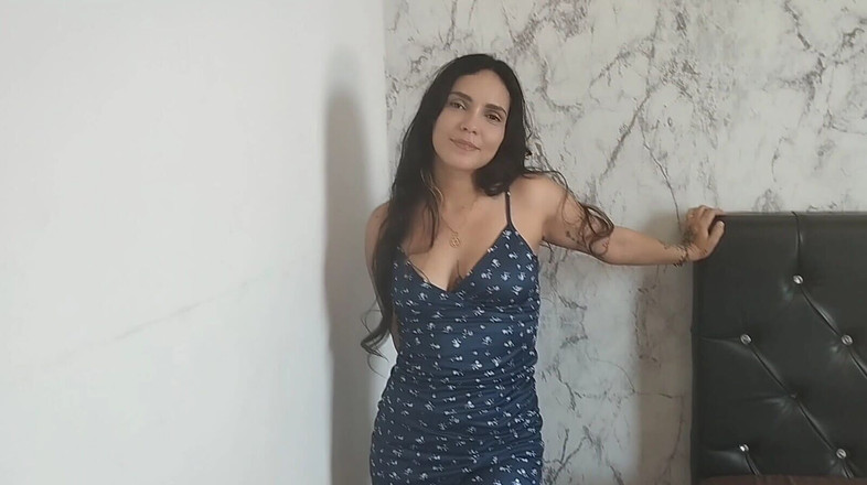 Chia 369: "Kunt u me helpen met de lakens?" Huisvrouw wordt geneukt...