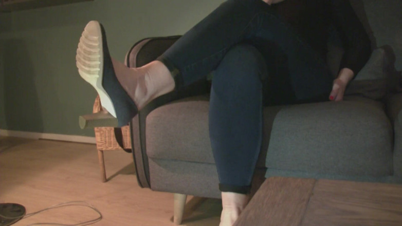 MisS Angel: Sitting on the couch, blue jeans