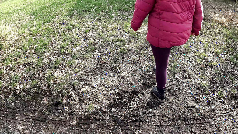 Bouncy Tits Action: Usando sus tetas en el garaje