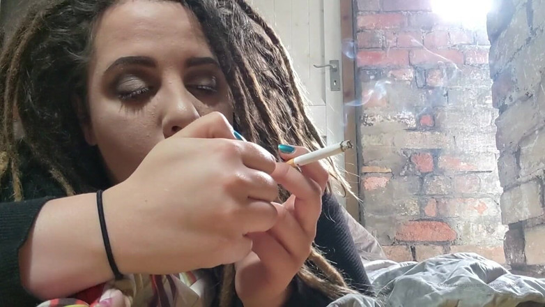 Goddess Kinx: Fumând Un pachet de pe Malbro Red într-o oră