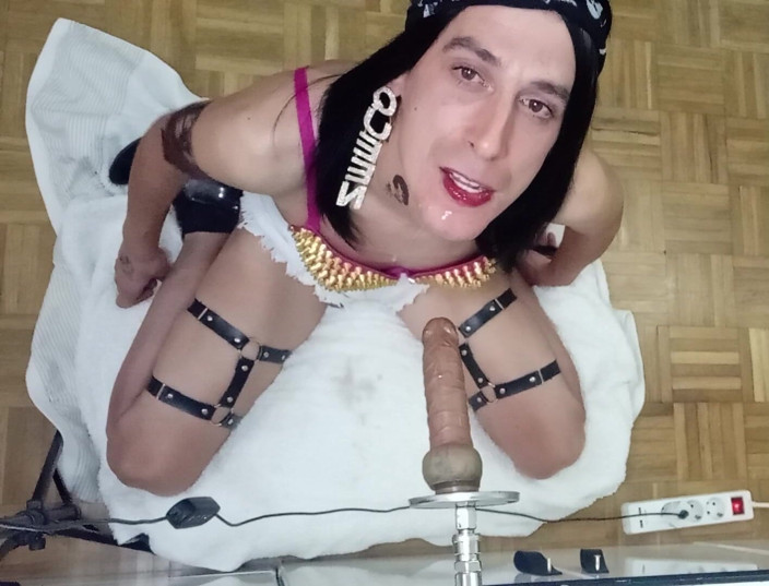 Penelopene27: Crossdresser Suck 2