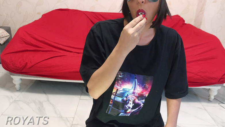 Royats: स्नीकर्स और पेंटीहोज में डिल्डो की सवारी करते हुए वीर्य