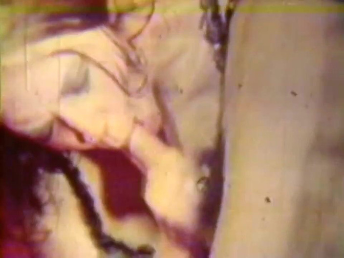 Vintage megastore: Крошка-блондинка показывает новое нижнее белье перед трахом