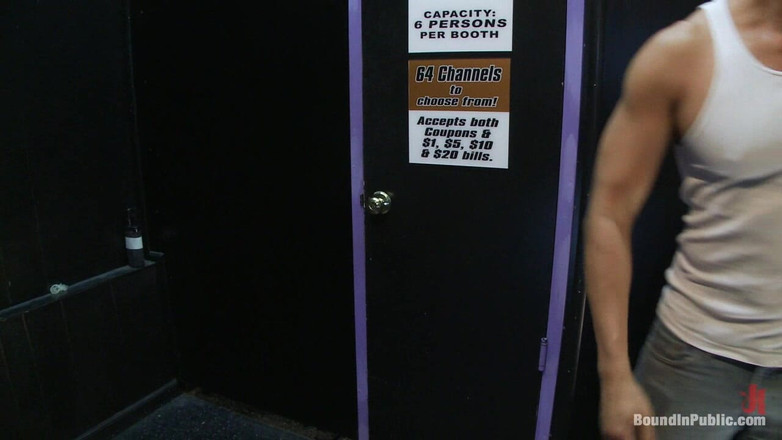 Bound in public: Гарячу тренерку в тренажерному залі зв'язують і трахають у груповусі в порномагазині