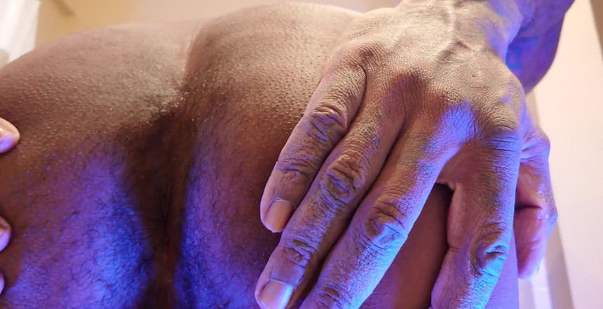 Hallelujah Johnson: Cặp mông to của tôi solo