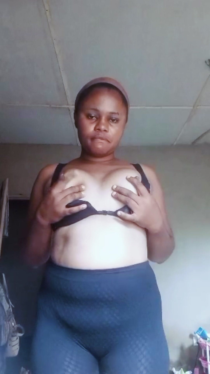 Lovelee: Nigeriansk byflicka får spruta på livevideon