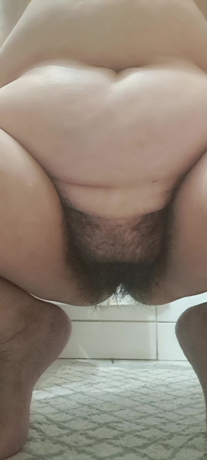 Mommy big hairy pussy: Unteransicht der behaarten muschi