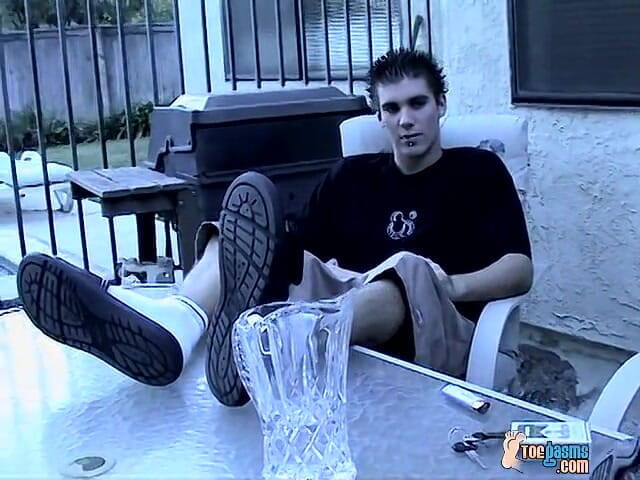 Toegasms: Niechlujna zabawa stóp z prostymi chłopcami