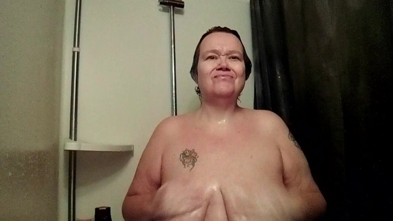 Sex hub couple: Jen spielt mit ihren eigenen titten in der dusche