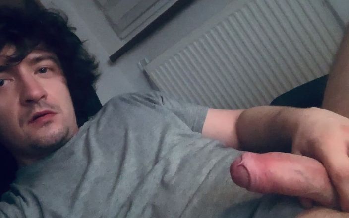 Or Man PL: 一个小男孩在电脑前撸管。脸，情绪，鸡巴，手淫...