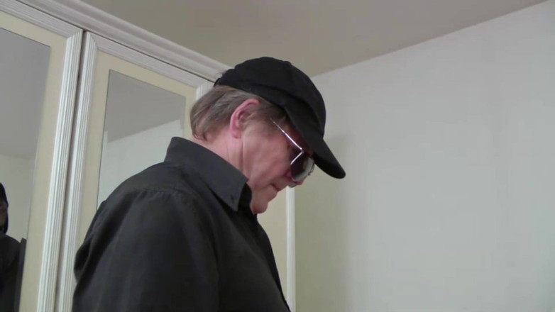 Paris Jango: Un vecchio scopa una bella ragazzina per il suo primo...