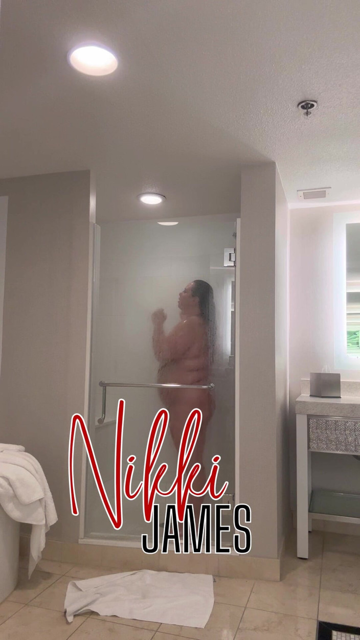 Nikki James: Děvka se potřebovala osprchovat