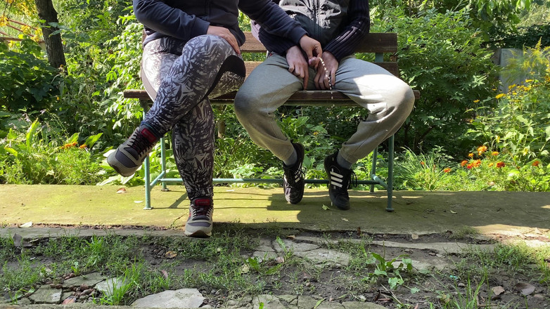 OurFetishLife: लेगिंग पहनी एथलेटिक चोदने लायक मम्मी ने बाहर पेशाब करने में मदद की