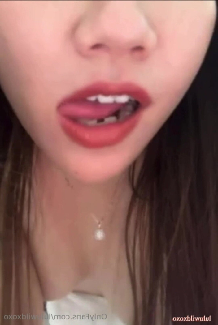 Cris Santana: 女仆在直播摄像头前拍摄，而她的老板则在观看假阳具口交