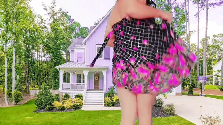 Kitty_Cross: Cewek bahenol ini pamer kakinya dengan celana ketat mengkilapnya