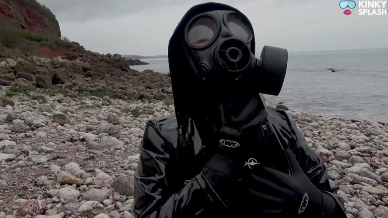 UKCuteGirl Lucy Lauren: Déesse du masque à gaz - combinaison en caoutchouc et taquinage en...