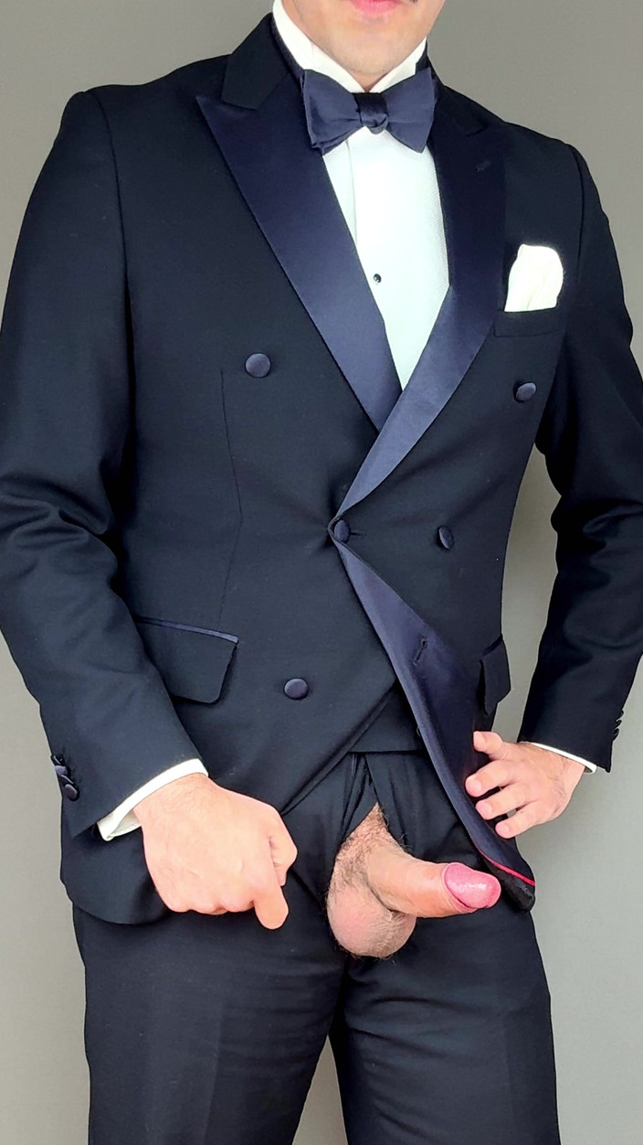 Master Shiny Shoes: タキシード姿でムラムラしている