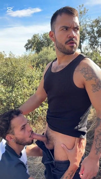 Stavo facendo pipì e mi sono ritrovato con il suo cazzo in bocca