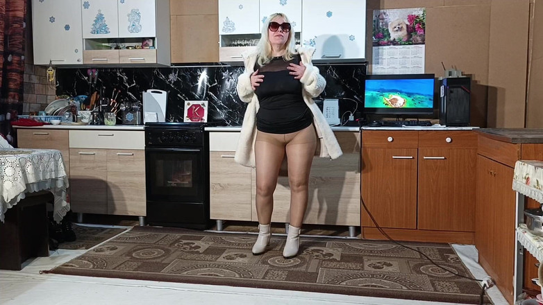 RedRoseRus: Nowy futrzany płaszcz – pozowanie w kuchni.