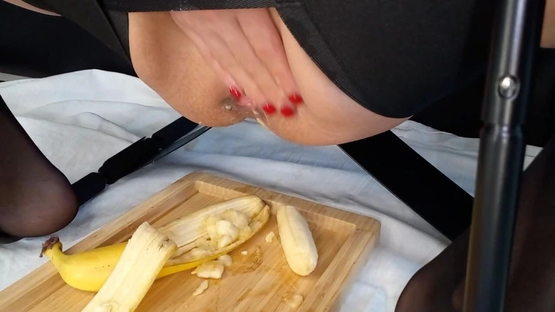 AnnaBUST: Banana in My Pussy Close up