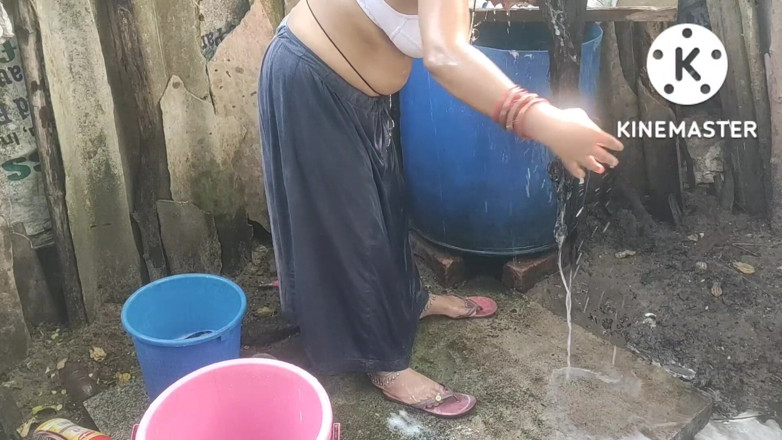 Anita yadav: 印度家庭妻子在户外洗澡美丽