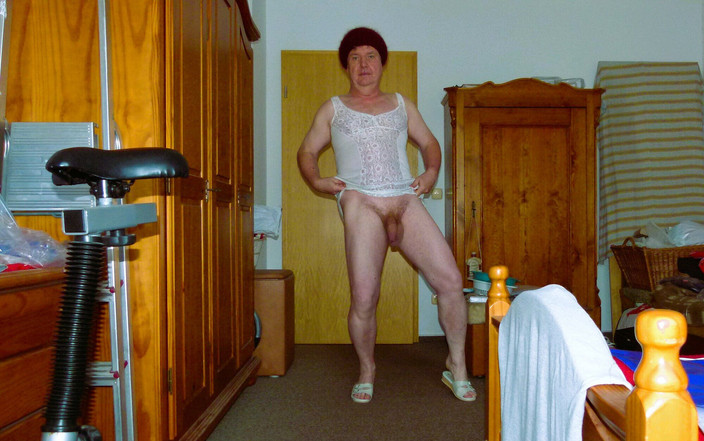 Andi Geil: Andreas onanerar i sina Ilses kläder