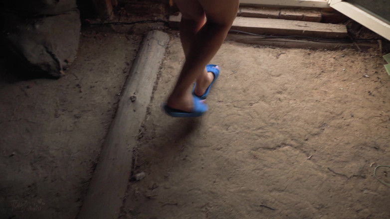 Teasecombo 4K: Upskrt von heißer stiefschwester macht hausarbeiten auf dem Dachboden