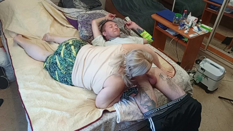 Zona901: Гра на консолі закінчилася мінетом від мачухи з ковтанням сперми