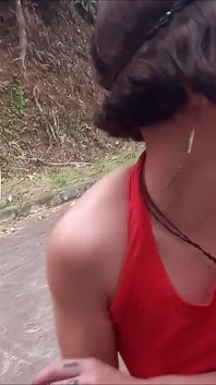 Pisse et pipe sur une place en plein air