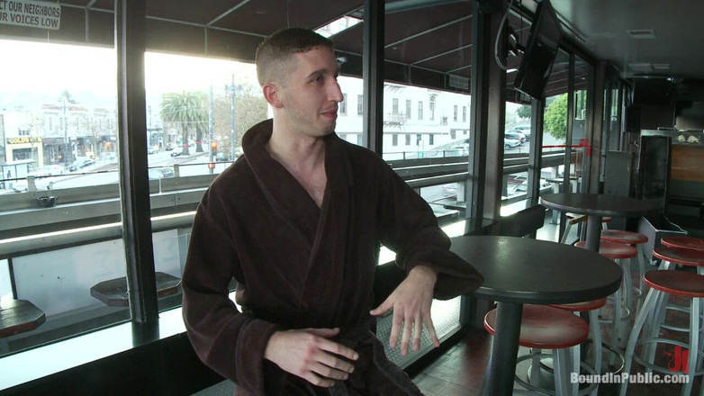 Bound in public: Мускулистый ебарь использует и трахает своего паренька перед возбужденной обеденной толпой.