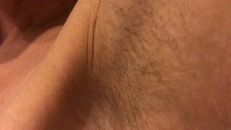 Mistress Mary: Je rase mes aisselles poilues et je pisse